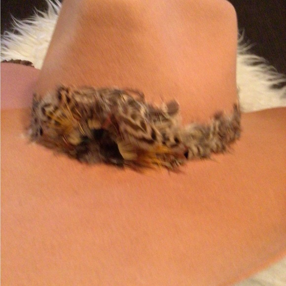 NEW! Wyeth feathered caramel cowgirl - Picture 3 of 5